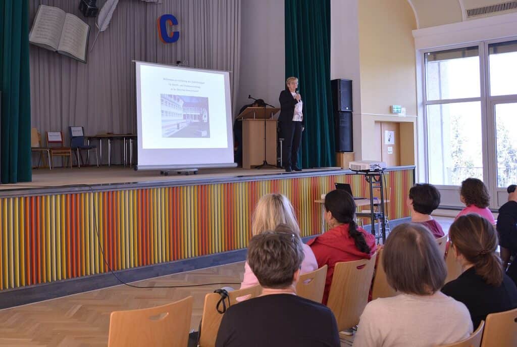 Frau hält Rede in Aula in Oberschule Brand-Erbisdorf 28. April 2022 - Auszeichnung Qualitätssiegel für Berufs- und Studienorientierung