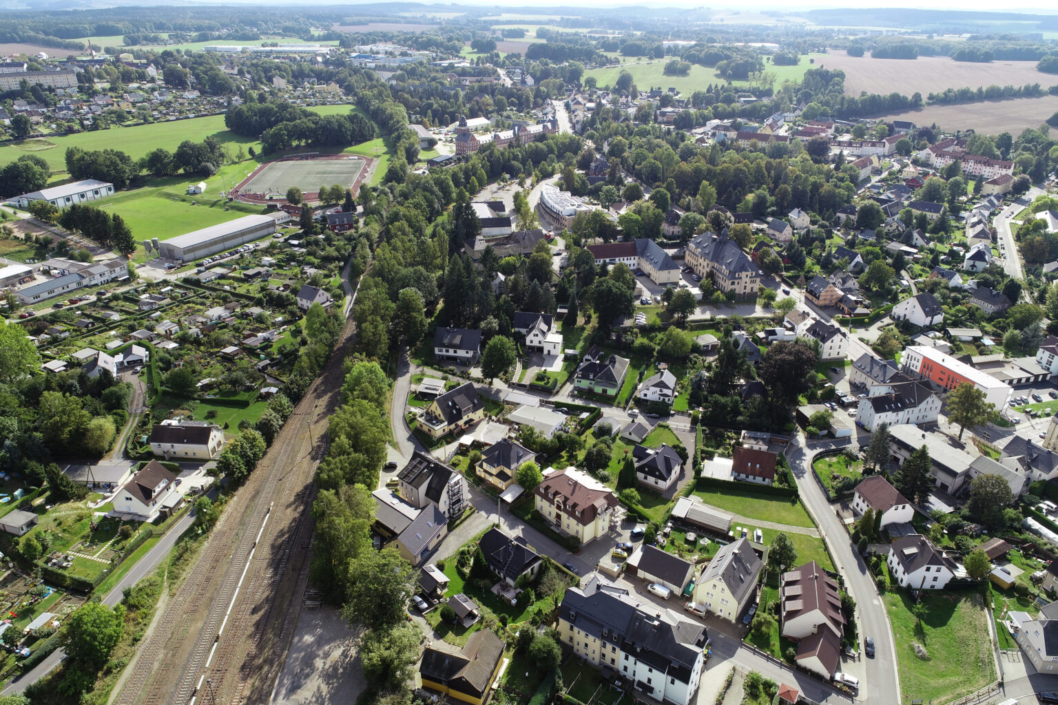 Vogelperspektive Brand-Erbisdorf - Es sind Häuser, Bäume, Schienen und Sportplätze zu sehen