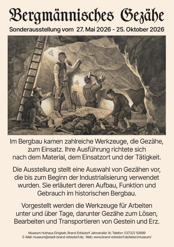 Plakat für die Sonderausstellung „Bergmännisches Gezähe“ im Museum Huthaus Einigkeit, Brand-Erbisdorf. Das Plakat zeigt eine historische Illustration von Bergleuten bei der Arbeit in einem unterirdischen Stollen. Mehrere Männer in Arbeitskleidung fördern mit Werkzeugen wie Hämmern, Schaufeln und Laternen Erz oder Gestein. Einer steht auf einer Leiter und hält eine Laterne hoch, während andere am Boden arbeiten oder Material transportieren. Über der Illustration steht der Titel „Bergmännisches Gezähe“ sowie der Zeitraum der Ausstellung: „Sonderausstellung vom 27. Mai 2026 – 25. Oktober 2026“. Unten sind Informationen zum Museum.
